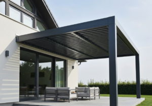 Pergola na wymiar: Jak zaprojektować i zamontować konstrukcję zacieniającą taras?